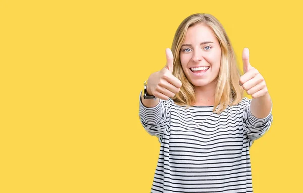 Schöne Junge Frau Mit Gestreiftem Pullover Über Isoliertem Hintergrund Die — Stockfoto