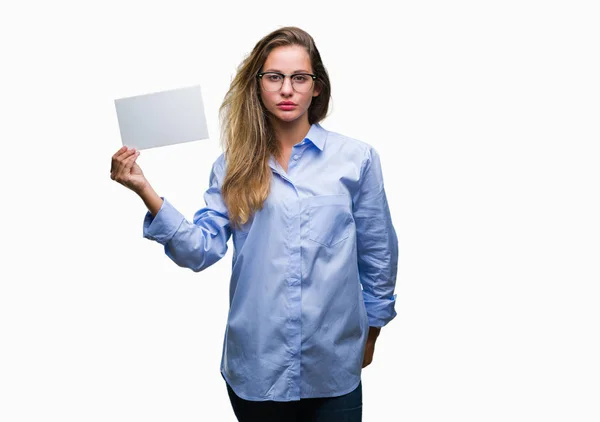 Jovem Mulher Negócios Loira Bonita Segurando Cartão Branco Sobre Fundo — Fotografia de Stock