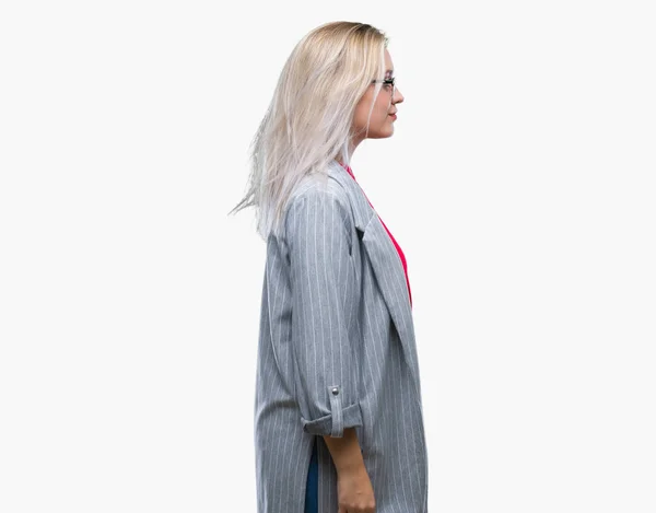 Молодая Блондинка Бизнес Женщина Модной Куртке Изолированном Фоне Глядя Сторону — стоковое фото