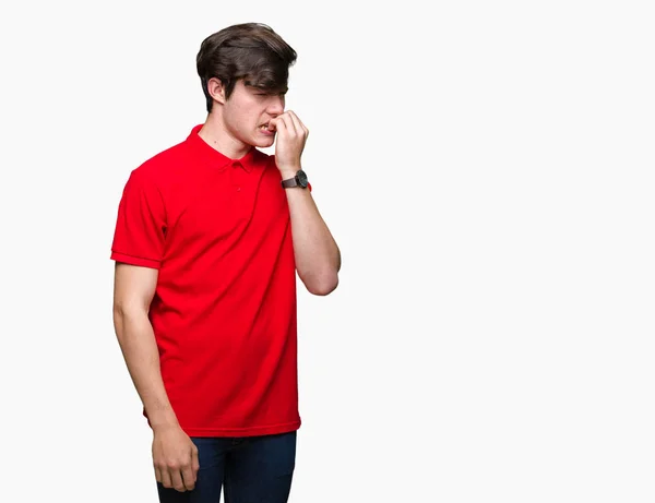 Jonge Knappe Man Met Rode Shirt Geïsoleerde Achtergrond Zoek Gestresst — Stockfoto