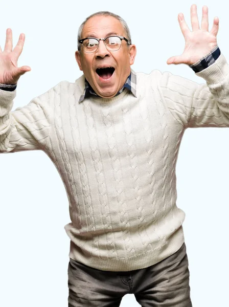 Przystojny Starszy Mężczyzna Okulary Zimowy Sweter Obchodzi Szalony Zdziwiony Sukces — Zdjęcie stockowe