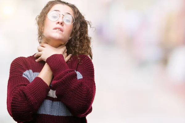 Mooie Brunette Krullend Haar Jong Meisje Dragen Bril Geïsoleerd Achtergrond — Stockfoto