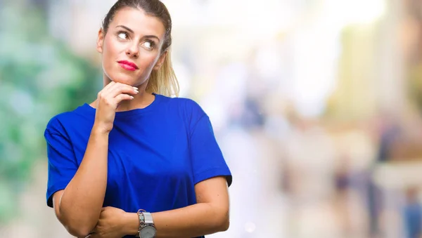 Mulher Bonita Nova Vestindo Casual Camiseta Azul Sobre Fundo Isolado — Fotografia de Stock