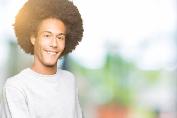 Unga Afroamerikanska Man Med Afro Hår Bär Sportig Sweatshirt Inbjudande — Stockfoto