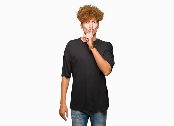 Homem Bonito Jovem Com Cabelo Afro Vestindo Shirt Preta Pedindo — Fotografia de Stock