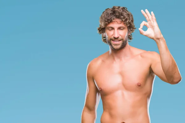セクシーで孤立した背景を浮かべて手と指で サインをしている肯定的な上に上半身裸男はハンサムなヒスパニック系モデル 成功した式 — ストック写真