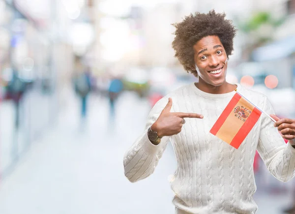 Bandera Hombre Afroamericano España Sobre Fondo Aislado Muy Feliz Señalando —  Fotos de Stock