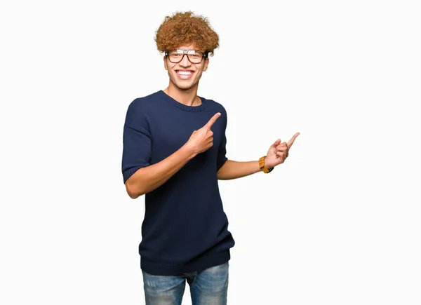 Joven Hombre Guapo Con Gafas Afro Sonriendo Mirando Cámara Apuntando —  Fotos de Stock
