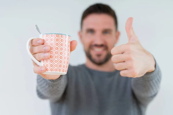 Genç Driking Fincan Kahve Bir Işareti Başparmak Ile Parmak Mükemmel — Stok fotoğraf