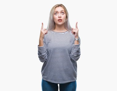 Sarışın genç kadın izole arka plan üzerinden hayran ve yukarıya bakıp parmakları ile işaret şaşırttı ve silah kaldırdı.