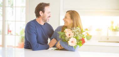 Çiçek evde aşık holding romantik orta yaş kaç