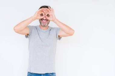 Dilini, parmaklarının arasından baktığını yapışmasını dürbün gibi ok jest yapıyor izole arka plan üzerinde yakışıklı komuta sizde. Deli ifade.