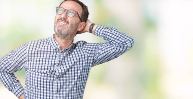 Yakışıklı orta yaş zarif komuta sizde gözlük izole üzerinde elle, kas ağrısı boyun dokunmadan acı boyun ağrısı yaralanma, arka plan