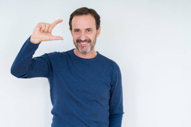 İzole arka plan gülümseyen ve süre seyir ve kamera boyutu işaret parmaklarıyla yapıyor el ile kendinden emin eller üzerinde zarif komuta sizde. Ölçü kavramı.