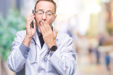 Hata, korku, sessizlik içinde gizli kavramı korkmuş ifade için utanç ile izole arka kapak ağız el ile üzerinden Smartphone'da konuşan orta yaş üst düzey ağarmış Doktor adam şok