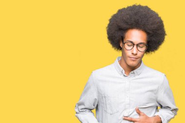Çünkü mide üzerinde el ile gözlük takan afro saçlı genç Afro-Amerikan adam mide bulantısı, ağrılı hastalık hasta hissediyor. Ağrısı kavramı.
