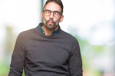 İzole arka plan yapma balık yüzüne dudaklı, çılgın ve komik bir jest gözlük takan yakışıklı delikanlı. Komik ifade.