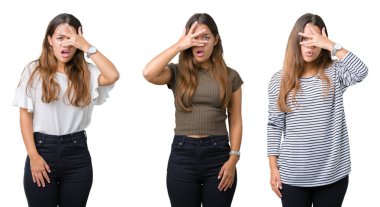 Güzel ve genç birbayan yüz ve gözler el ile kapsayan şok bakmak izole arka plan üzerinde parmak utanç ifadesi ile bakarak kolaj.