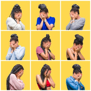 Güzel örgülü saç Afrikalı-Amerikalı kadın ağlayarak süre elleriyle yüzünü kapsayan üzgün ifade ile sarı izole arka plan yüzünden kolaj. Depresyon kavramı.