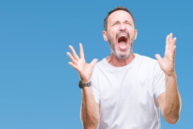Orta yaş ağarmış komuta sizde üzerinde beyaz t-shirt giyen arka plan deli izole ve deli bağırarak ve agresif ifade ve silah kaldırdı bağırıyor. Hayal kırıklığı kavramı.