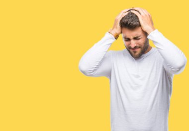 Yakışıklı delikanlı çünkü umutsuz ve stresli baş ağrısı acı izole arka plan üzerinde ağrı ve migren. Ellerini kafasına.