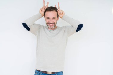 Neşeli gülümseyen izole arka plan tavşan kulakları, komik ve çılgın baş parmaklar ile poz zarif üst düzey adam