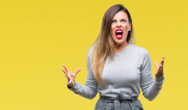 Genç güzel işçi iş kadını izole arka plan çılgın ve kızgın bağırarak ve agresif ifade ve silah kaldırdı bağırıyor. Hayal kırıklığı kavramı.