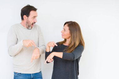 Son Tarih gecikme için acele işaretleme izlemek için zaman, sabırsızlık, üzgün ve kızgın izole arka plan üzerinde aşık güzel orta yaş kaç