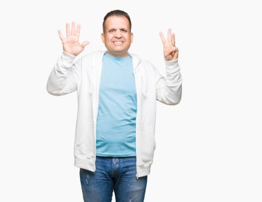 Gösterilen arka plan üzerinde sweatshirt giyen orta yaş Arap adam izole ve parmakları ile işaret kendinden emin ve mutlu gülümseyerek süre 8 numaralı.