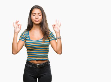 Genç güzel Arap kadın izole arka plan üzerinde dinlenmek ve gülümseyen gözlerle parmak ile meditasyon jest yapıyor kapalı. Yoga kavramı.