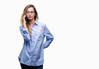 Genç güzel sarışın iş kadını kullanan Smartphone üzerinden arama arka plan acımak yüz ciddi düşünüyorum üstünde kendine güvenen bir ifade ile izole