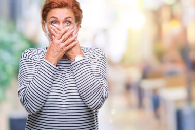 Atrractive üst düzey beyaz Kızıl saçlı kadın izole arka plan ağız hata için elleriyle kapsayan şok yüzünden. Gizli kavramı.
