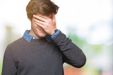 Genç yakışıklı zarif adam gülümsüyor ve gözleri için sürpriz kapsayan yüz el ile gülüyor izole arka plan üzerinde. Kör kavramı.