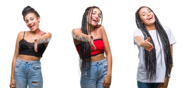 Kolaj güzel tebrik ve konuksever dost sunan karşılıklı gülümseyen izole arka plan üzerinde saç Afrikalı-Amerikalı kadın Doğum işareti ile örgülü. Başarılı iş.