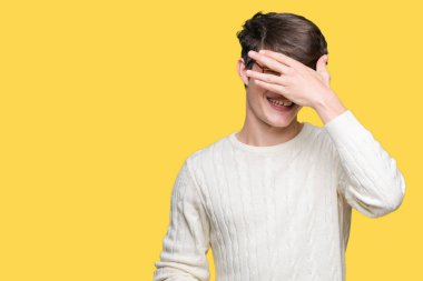 Gülümsüyor ve gözleri için sürpriz kapsayan yüz el ile gülüyor izole arka plan üzerinde gözlük takan yakışıklı delikanlı. Kör kavramı.