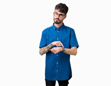 Acele işaretleme izlemek için zaman, sabırsızlık, üzgün ve kızgın son tarih gecikme için izole arka plan üzerinde gözlük takan genç yakışıklı adam