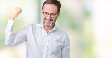 Yakışıklı orta yaş zarif üst düzey iş adamı izole arka plan güçlü kişi kol kas, kendinden emin ve güç gurur gösterilen üzerinde gözlük