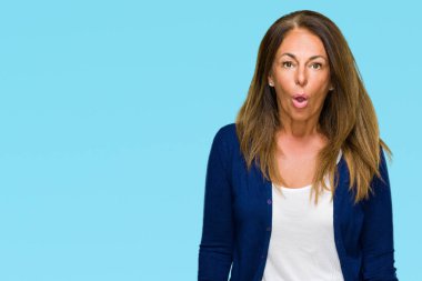 Güzel orta yaş rahat yetişkin kadın izole arka plan korkuyor ve sürpriz ifade ile şok yüzünden korku ve yüz heyecanlı.