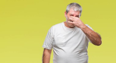 Bir şey pis ve iğrenç kokulu izole arka plan, dayanılmaz koku, holding nefes burun parmaklar ile yakışıklı komuta sizde. Kötü kokuyor kavramı.