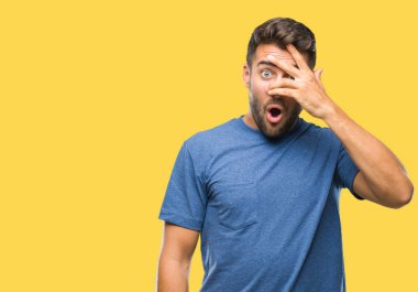 Mahcup ifadeyle parmaklarımın arasından seyir izole arka yüz ve gözler el ile kapsayan şok bakmak genç yakışıklı adam.