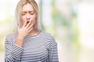 Sarışın genç kadın izole arka plan üzerinde el ile ağız kapsayan yorgun esneme sıkılmış. Restless ve uyku hali.