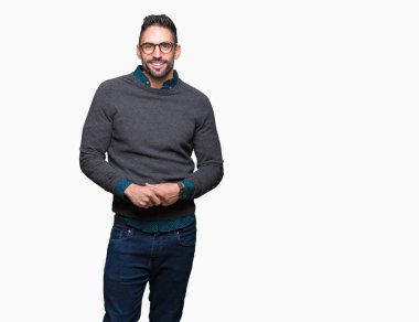 Arka plan eller üzerinde gözlük takan genç yakışıklı adam birlikte izole ve rahat ve neşeli gülümseyen parmak çarpı işareti. Başarı ve iyimser