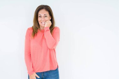 Stresli ve gergin elle çivi ısırma ağzına bakarak izole arka plan güzel orta yaş kadın. Anksiyete sorunu.