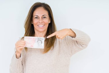 50 pound banknot izole arka plan üzerinde çok mutlu el ve parmak ile işaret tutan orta yaş kadın