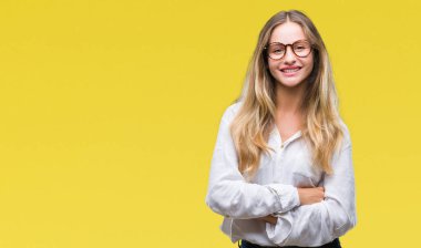 Üzerinde gözlük takan genç güzel sarışın iş kadını ile mutlu yüz gülümseyerek kameraya seyir silah geçti arka plan izole. Olumlu bir kişi.