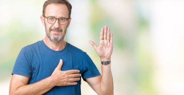 Üzerinde gözlük nedir yakışıklı orta yaş ağarmış komuta sizde izole arka plan göğüs ve bir sadakat sözü yemin yapma avuç, el ile küfür