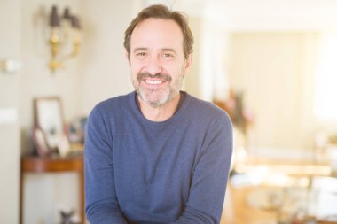 Yakışıklı orta yaş erkek evde yüzünde mutlu ve güzel bir gülümseme ile. Şanslı kişi.