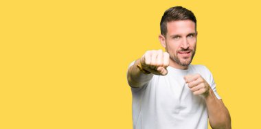 Beyaz t-shirt kum rahat giyen yakışıklı adam yumruk mücadele için saldırgan ve kızgın saldırı, tehdit ve şiddet