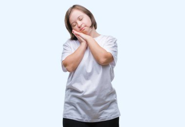 Down sendromu uyku yorgun hayal ve ellerle birlikte poz ile kapalı gözler gülümseyen izole arka plan üzerinde olan yetişkin kadın.