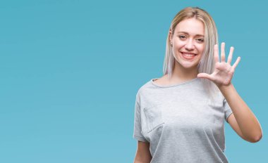 Genç Sarışın kadın gösterilen ve parmakları ile işaret izole arka plan yüzünden kendinden emin ve mutlu gülümseyerek süre beş numara.